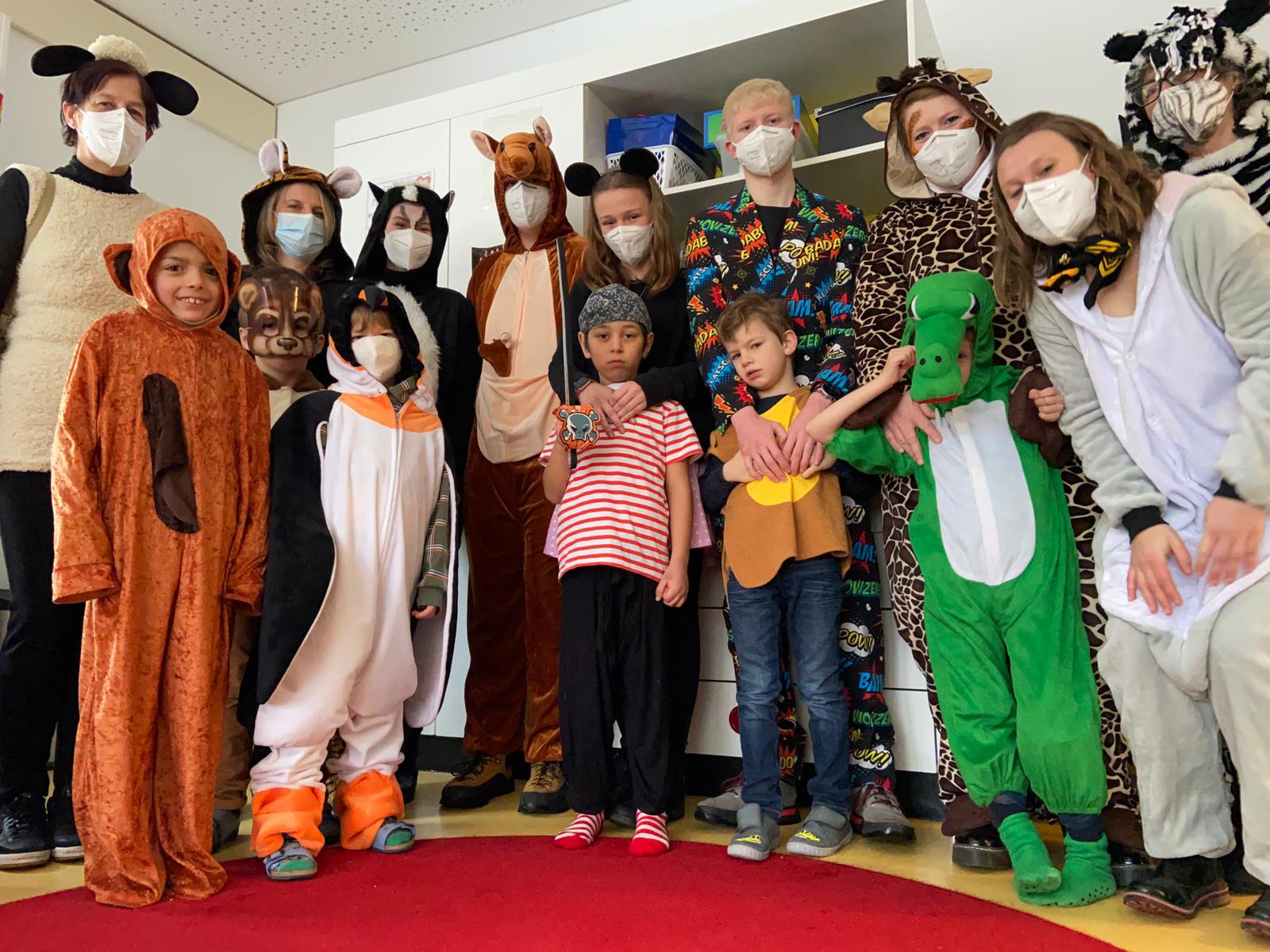 Verkleidete Kinder und Lehrer der Wittum-Schule Schramberg-Sulgen.